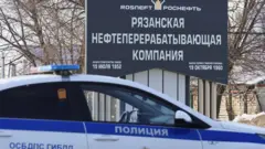 полицейская машина у въезда на НПЗ в Рязани (архивное фото)