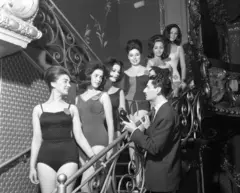 Repórter da BBC entrevista participantes sul-americanas do Miss Mundo de 1963: Miss Bolívia, Miss Colômbia, Miss Venezuela, Miss Argentina, Miss México e Miss Brasil