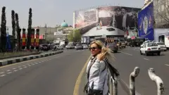 بنری در یکی از خیابان‌های تهران که تصویر مجتبی خامنه‌ای، رهبر جدید جمهوری اسلامی، و چند فرمانده سپاه پاسداران را نشان می‌دهد.