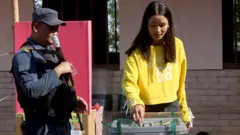 स्थानीय तह उपनिर्वाचनमा मतदान गर्दै युवती