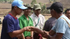 လိုဘာခိုကျေးရွာနဲ့ ယပ်ခူကျေးရွာ ဆွေမျိုးစုတွေလက်ဆွဲနှုတ်ဆက်ခဲ့ကြပါတယ်။ 