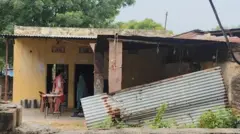 जर्जर कमरों में स्कूल