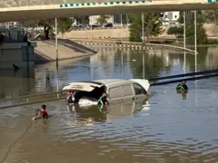 محاولات إنقاذ مركبة غرقت وسط السيول في ليبيا