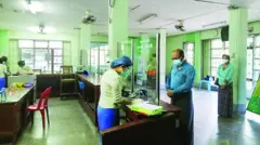 အင်းဝဘဏ်တစ်ခုအတွင်း ဘဏ်ဝန်ထမ်းများလုပ်ငန်းဆောင်ရွက်နေမှု (ပုံဟောင်း)
