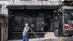 Fotoğrafta otelin giriş kapısı görülüyor.