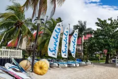 Unas embarcaciones de vela con el letro de Sandals, en una playa de Jamaica en 2014