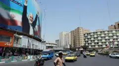 لوحة إعلانية تحمل صورة إسماعيل هنية في أحد شوارع طهران.