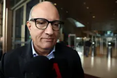 စင်္ကာပူမှာ နှစ် ၅၀ အတွင်း ပထမဆုံးအကြိမ် တရားစွဲခံရတဲ့ နိုင်ငံရေး ရာထူးလက်ကိုင် အစ္စဝါရန်