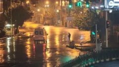 تصویر آمبولانسی در خیابان در شب