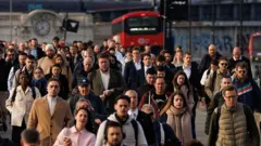 Londinenses caminan hacia sobre London Bridge, el 9 de abril de 2025, en Londres, Inglaterra. 