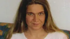 آنی در سال ۲۰۰۴ از سوئد به ادینبورگ، از شهرهای تاریخی اسکاتلند رفت. سپس در کلاس‌های انگلیسی ثبت نام کرده و در یک نقطه توریستی شروع به کار کرد