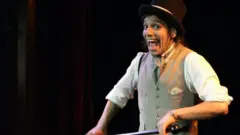 Julián Moreno interpretando la "Danza apache"