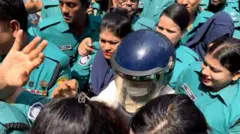 আদালতে নেয়ার দৃশ্য