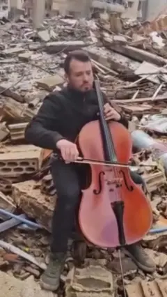 عزف تشيللو بين ركام الضاحية الجنوبية ببيروت