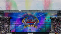 Artistas se apresentam no palco durante o show do intervalo da final da Copa do Mundo de Clubes de 2025, em Nova Jersey.