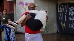 Moradores do bairro Farrapos recebem ajuda para evacuar suas casas após as enchentes em Porto Alegre, Brasil, 06 de maio de 2024.