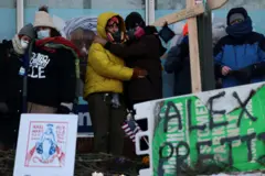 Personas con pancarta