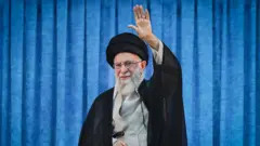 O líder supremo do Irã, aiatolá Ali Khamenei, acena em frente a um fundo azul