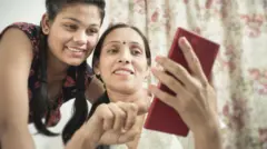 మొబైల్ చూస్తున్న మహిళ, అమ్మాయి