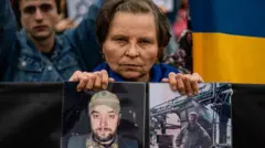 Una mujer con la foto de su hijo capturado por las tropas rusas en Mariúpol.