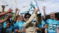 ميشيل كانغ تحمل كأس