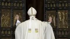 Le pape François ouvre la Porte sainte pour marquer l'ouverture de l'Année sainte catholique, ou Jubilé, dans la basilique Saint-Pierre, au Vatican, le 8 décembre 2015.