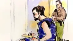 Un dibujo de Nick Reiner sentado, con un uniforme carcelario azul, en su aparición ante un tribunal de Los Ángeles