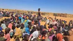 النازحون مكدسون داخل أحد المعسكرات في دارفور