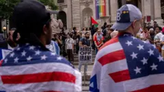 Сторонники Трампа и протестующие против участия США в войне против Ирана