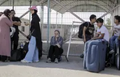 عائلات فلسطينية من حملة الجنسيات الأخرى ينتظرون دورهم في عبور المعبر للخروج من غزة