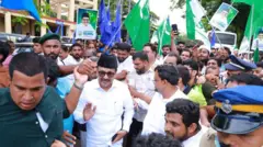 آئی یو ایم ایل کے مذہبی رہنما سید صادق علی تھنگل پارٹی کے کارکنوں کے ساتھ