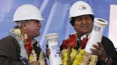 O ex-presidente boliviano Evo Morales recebe do então ministro da Mineração, Roberto Echazú, as primeiras amostras de laboratório de carbonato de lítio em uma fábrica piloto estatal, localizada nos limites do salar de Uyuni, no dia 29 de outubro de 2009