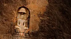  அரிட்டாபட்டி மலைப் பாறையில் செதுக்கப்பட்டுள்ள சமண தீர்த்தங்கரர் சிலை