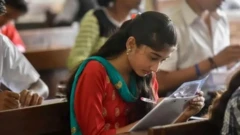 बारावी परीक्षेआधीच व्हॉट्सअपवर तीन विषयांच्या प्रश्नपत्रिका, तरीही बोर्ड म्हणतंय पेपर फुटलाच नाही