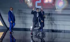 لاعب باريس سان جيرمان المغربي أشرف حكيمي (وسط) يتسلم جائزة أفضل لاعب أفريقي خلال حفل توزيع جوائز الاتحاد الأفريقي لكرة القدم (كاف)