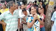 கைதியின் உறவினர்கள் சிறைச்சாலையில் வளாகத்தில் அழுகின்றனர்.
