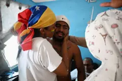 Edwuar Hernández sendo recebido pela família ao retornar à Venezuela