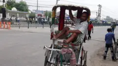 वीरगन्जमा एक रिक्साचालक