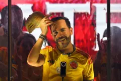 Abelardo de la Espriella con la camiseta de la selección de fútbol Colombia en la noche de la primera vuelta electoral.