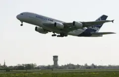 Un Airbus A 380 después de despegar