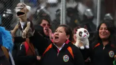 Professores urbanos participam de uma marcha em La Paz, Bolívia, em 29 de abril de 2026.