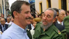 Vicente Fox e Fidel Castro em uma rua de Havana
