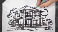 2Un hombre dibuja una casa en una servilleta