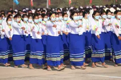 အမျိုးသမီးဝန်ထမ်းများ