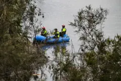 Equipes de resgate em uma balsa no Rio Guadalupe