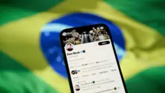 Celular mostrando perfilbeats betElon Musk com bandeira do Brasil ao fundo