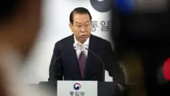 8일 북한에 이산가족 상봉을 위한 회담을 제의하는 권영세 한국 통일부 장관 