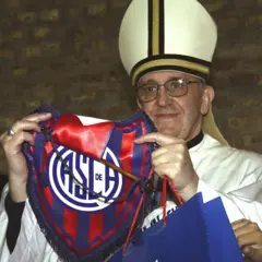Bergoglio com a flâmula do clube San Lorenzo de Almagro