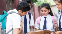 දරුවන්ගේ ලිංගික අධ්‍යාපනය : 'පොතේ තියන ටිකවත් උගන්වන්නේ නැහැ'