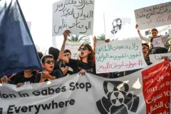 متظاهرون تونسيون في قابس يطالبون بتفكيك مجمع للصناعات الكيميائية.